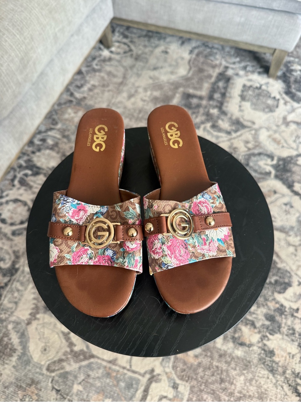 GBG Los Angeles Floral slip on slide sandals Size 7M